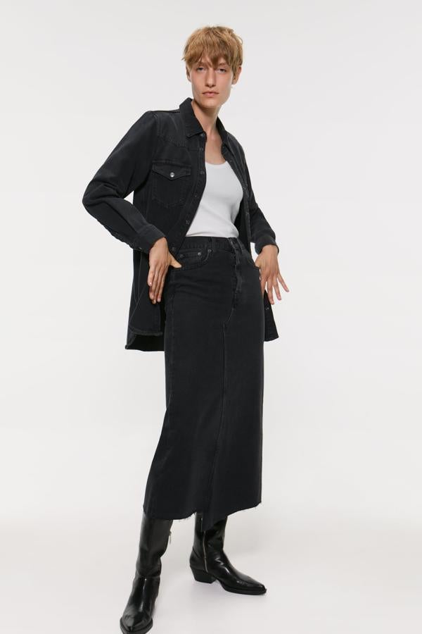 No pueden volver las midi sin llegar a su versión jeans, y Zara se ha ocupado de llenar ese vacío con esta falda midi con cinco bolsillos y bajo asimétrico con acabado deshilachado. Cuesta 29,95 euros y solo queda en la talla XS.