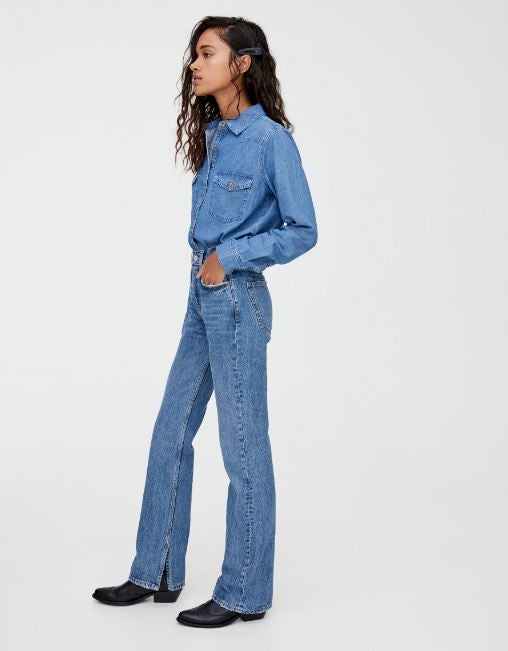 Imprescindible: jeans de tiro alto con aperturas de Pull&Bear. (29,99 euros).
