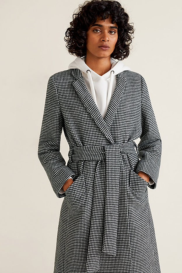 Abrigo de pata de gallo tipo batín de Mango.