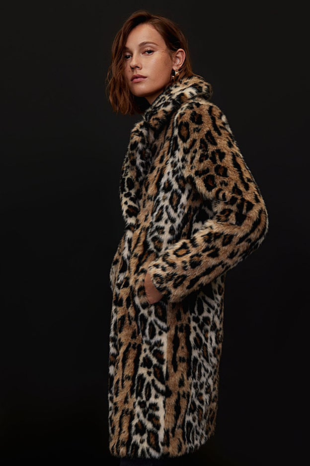 Abrigo de pelo sintético con estampado de leopardo, rebajado en Mango.