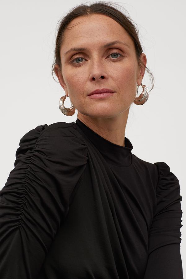 Si estás buscando un body negro que siente realmente bien, es este. Costaba 34,99 y ahora está en 24,99.