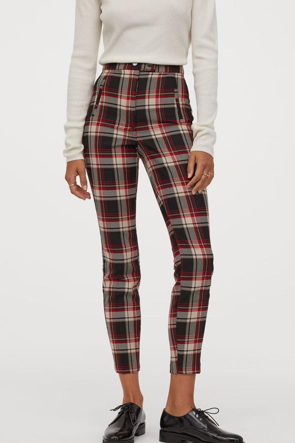 Pantalón de cuadros con sarga de H&M (22,99 euros).