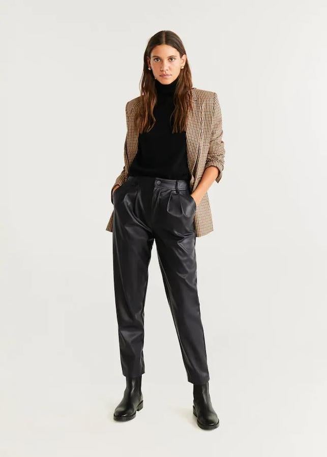 Pantalón recto de efecto piel negro de Mango (25,99 euros).