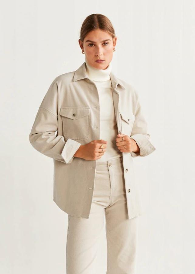 Sobrecamisa beige de pana rebajada de 39,99 euros a 25,99 euros.