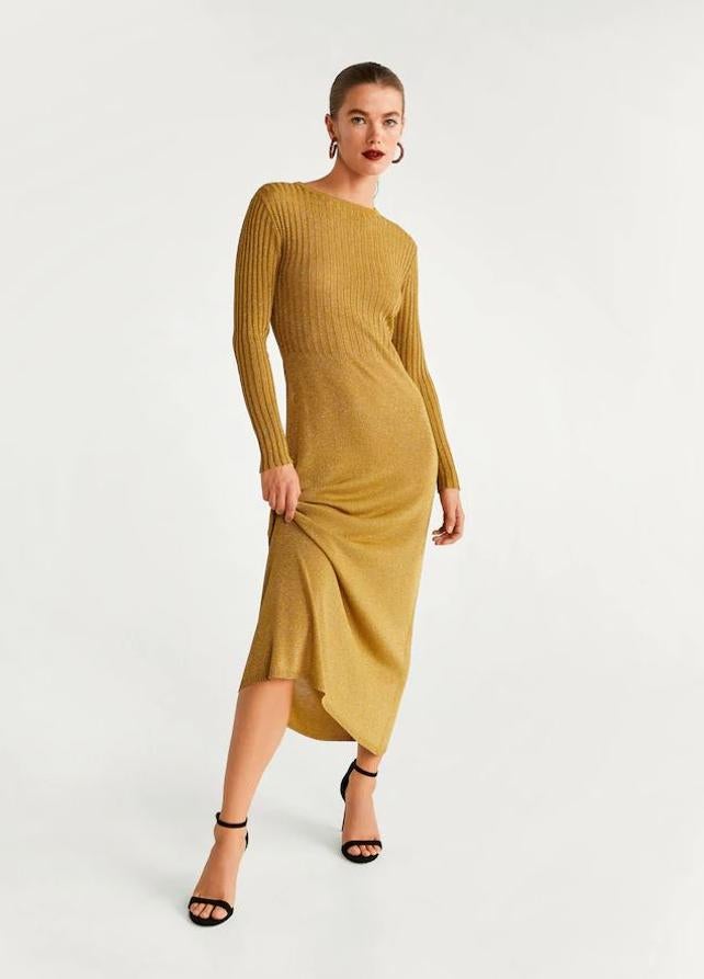 Vestido largo de hilo metalizado color mostaza rebajado de 49,99 euros a 25,99 euros.