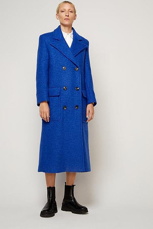 Azul eléctrico y abrigo largo, nos chifla.