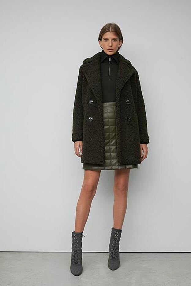 Ha apostado con fuerza por los abrigos de rizo y en verde botella es una de los más bonitos.