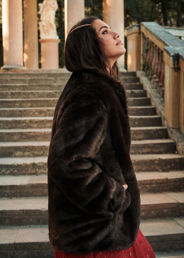 Nuestro favorito sin duda: lleva cuello chimenea y cierra con una cremallera. Es originalísimo. Cosaba 89,99 euros pero se queda tras el descuento de las rebajas en 59,99 euros.