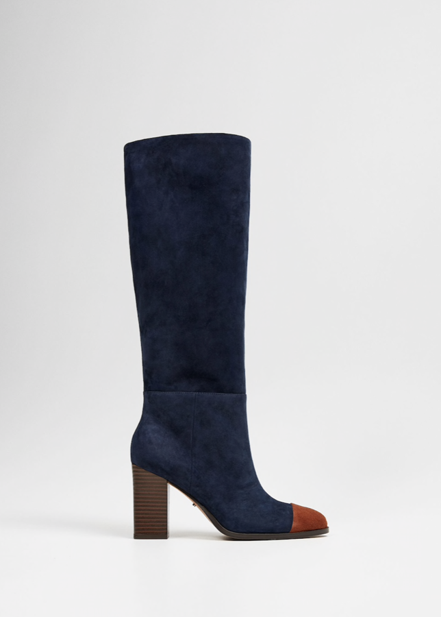 Preciosas botas en piel de serraje con un tacón de madera de 10 centímetros. Costaban 139,99 euros y ahora te las puedes llevar por 99,99 euros.