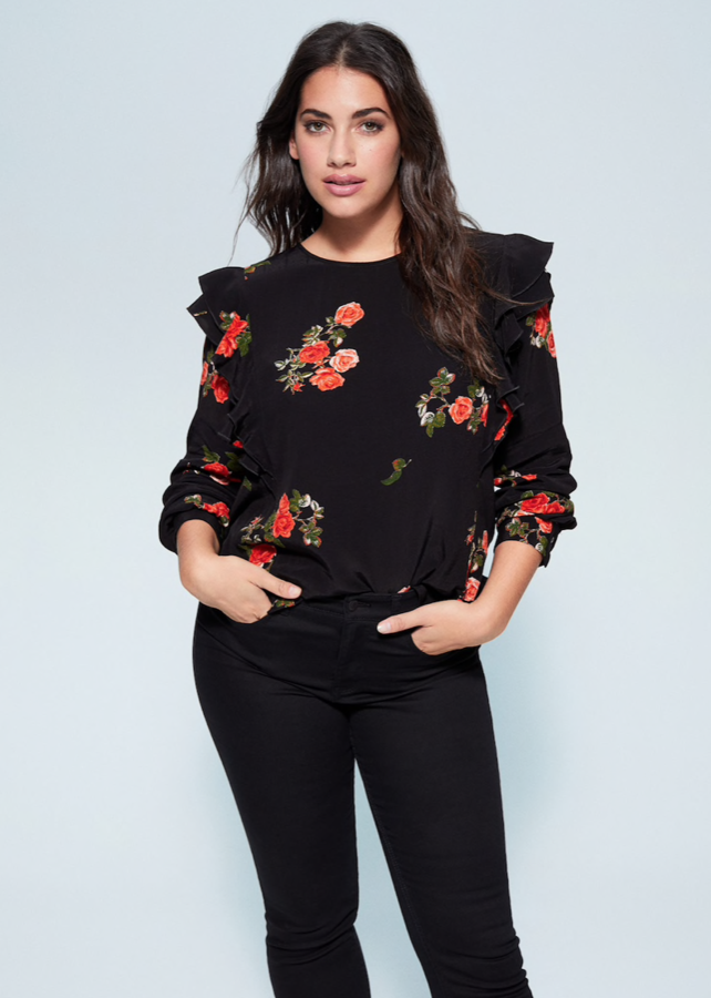 Blusa con un precioso estampado de flores, cuello redondo y volantes adornando los hombros Lleva las mangas terminadas en puños abotonados. Costaba 39,99 euros y ahora te las llevas por 25,99 euros.