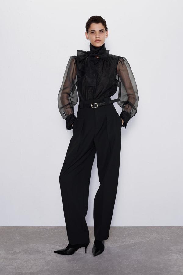 Blusa de organza negra (29,95 euros).