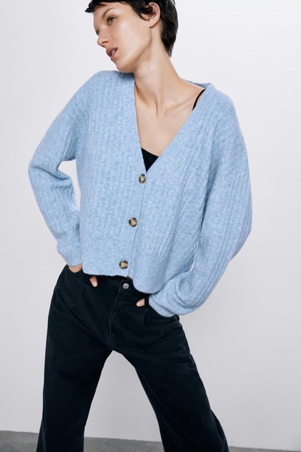 Cárdigan azul con botones (25,95 euros).