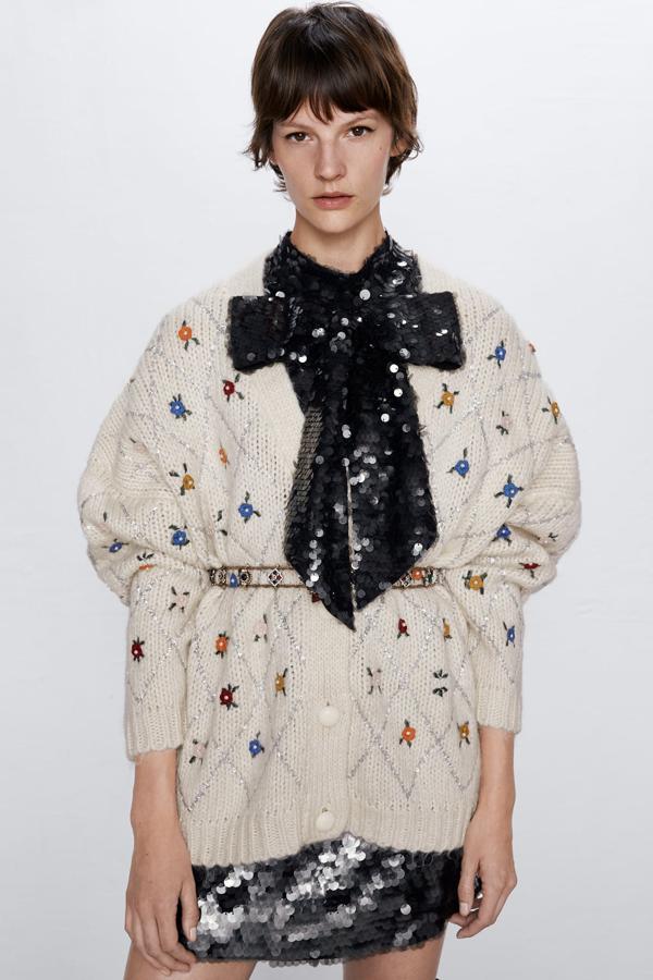 Cárdigan oversized con apliques de lentejuelas y bordados (49,95 euros).