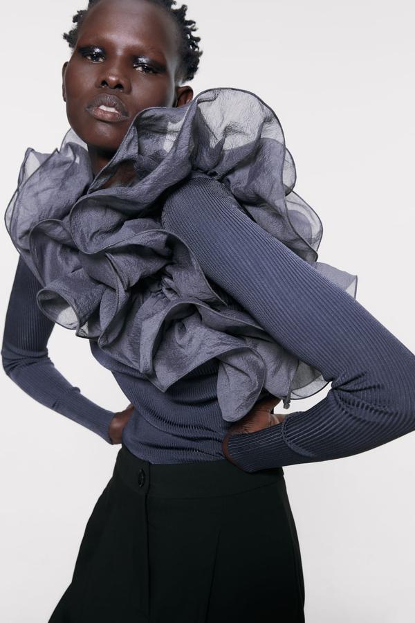 Cuerpo de canalé gris con volantes (25,95 euros).