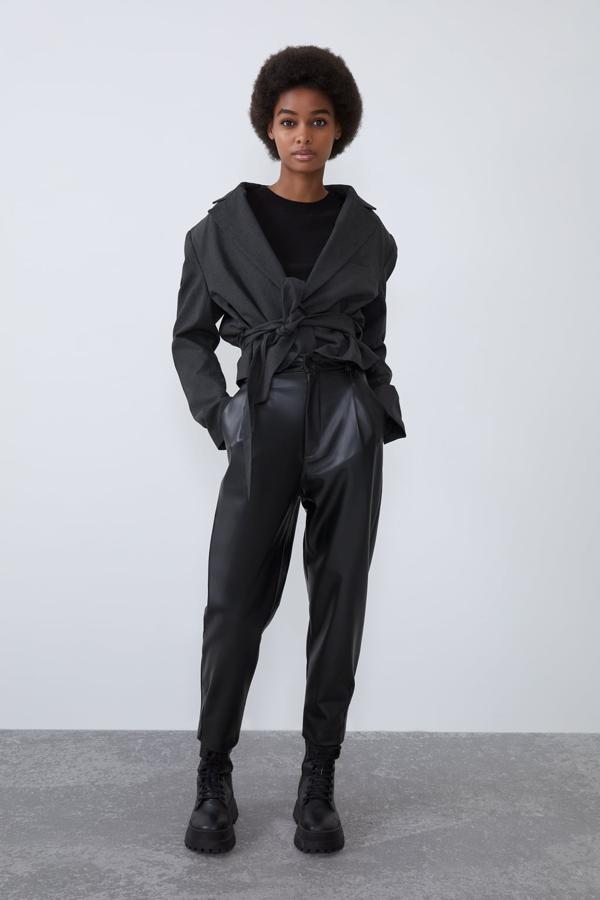 Pantalón estilo paper bag de efecto piel de Zara (15,99 euros).