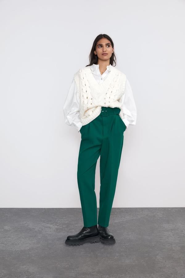 Panatlón de pinzas verde con cinturón a juego de Zara (19,99 euros).