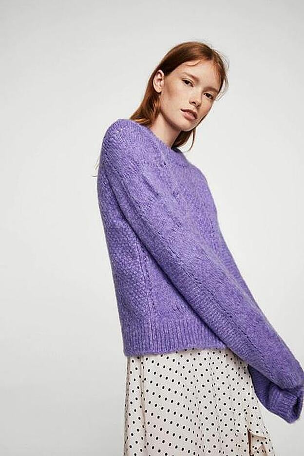 El jersey lila de punto calado de Mango.