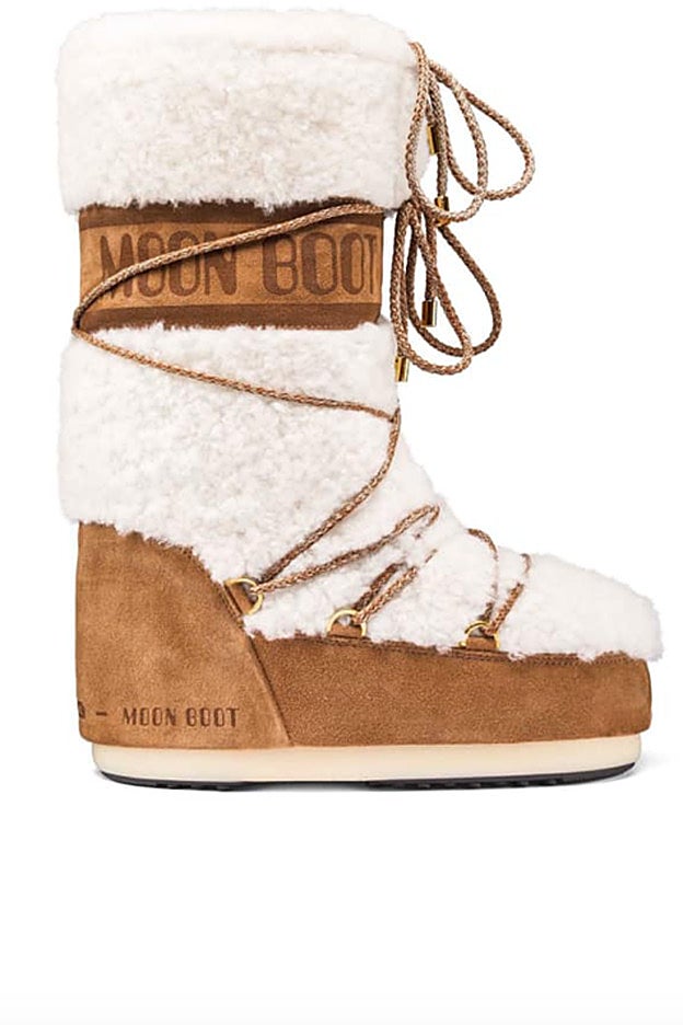 Las espectaculares botas de piel y borrego de Alexandra Pereira son de Moon Boot.