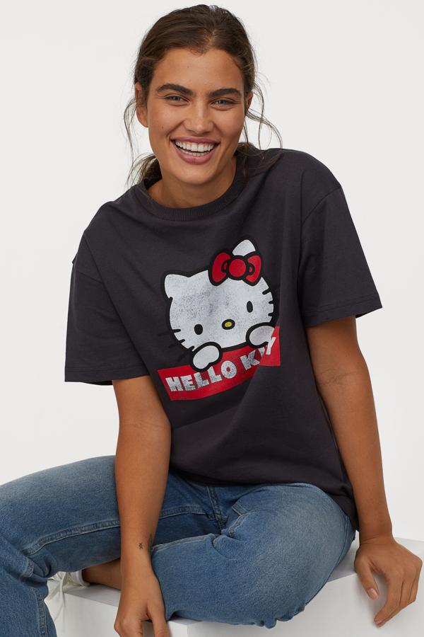 Entre las camisetas rebajadas de H&M hemos encontrado esta con la mítica Hello Kitty como motivo principal. Cuesta 9,99 euros, solo está disponible en la web y se está agotando en la talla XS.