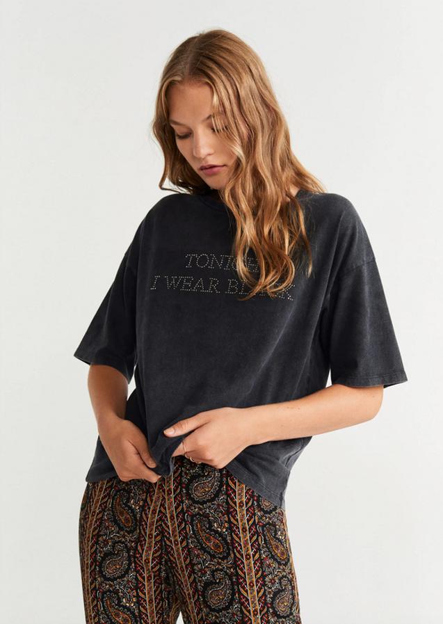 Los abalorios no podían faltar en esta selección de camisetas y nos hemos decantado por una versión de aires desenfadados en gris desgastado. Es de Mango, cuesta 9,99 euros y está disponible desde la talla XS hasta la L.