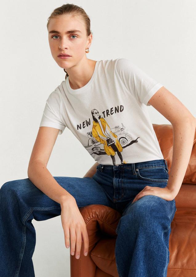 Las camisetas blancas son imprescindibles para los looks de oficina y esta con motivos negros y amarillos puede darle un toque divertido a nuestro estilismo. Es de Mango, en rebajas cuesta 4,99 euros y solo queda en la talla XS.