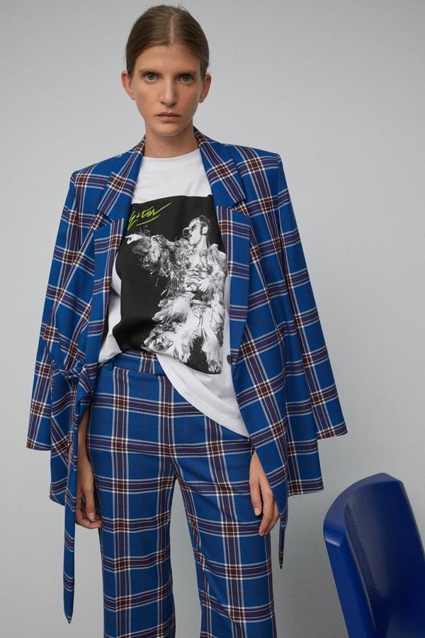 La firma de moda de El Corte Inglés también ha dedicado un par de camisetas a otro de los cantantes más importantes de la música universal, Elton John. Ambas cuestan 9,99 euros, están confeccionadas en color blanco y tienen motivos grises o rosas.