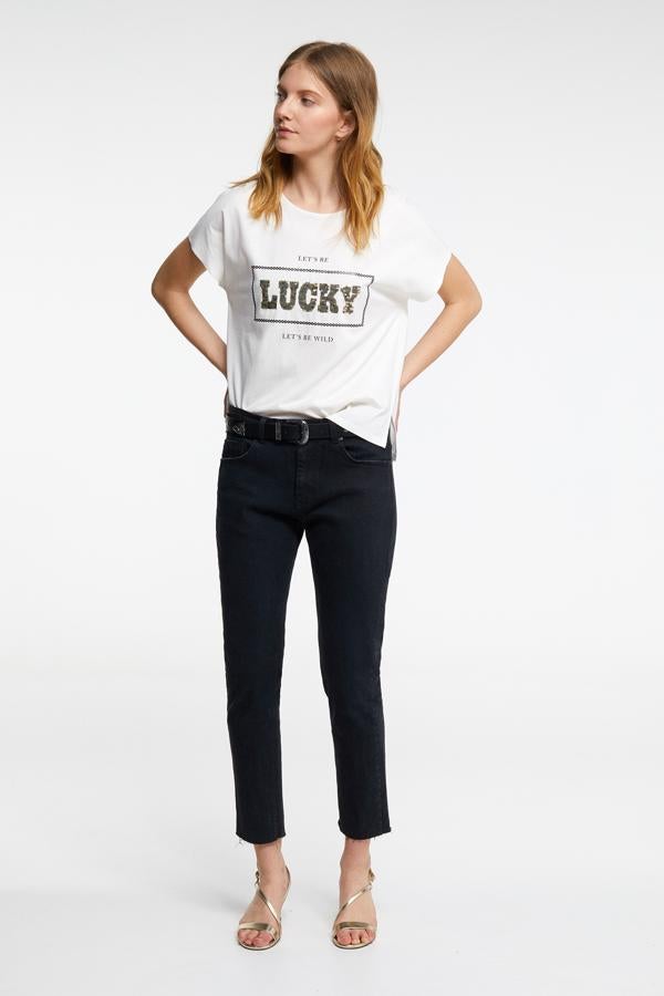 Con detalle de lentejuelas, en blanco, ideal para combinar con tus blazers y americanas oscuras. Es de Sfera y rebajada cuesta 5,99 euros.