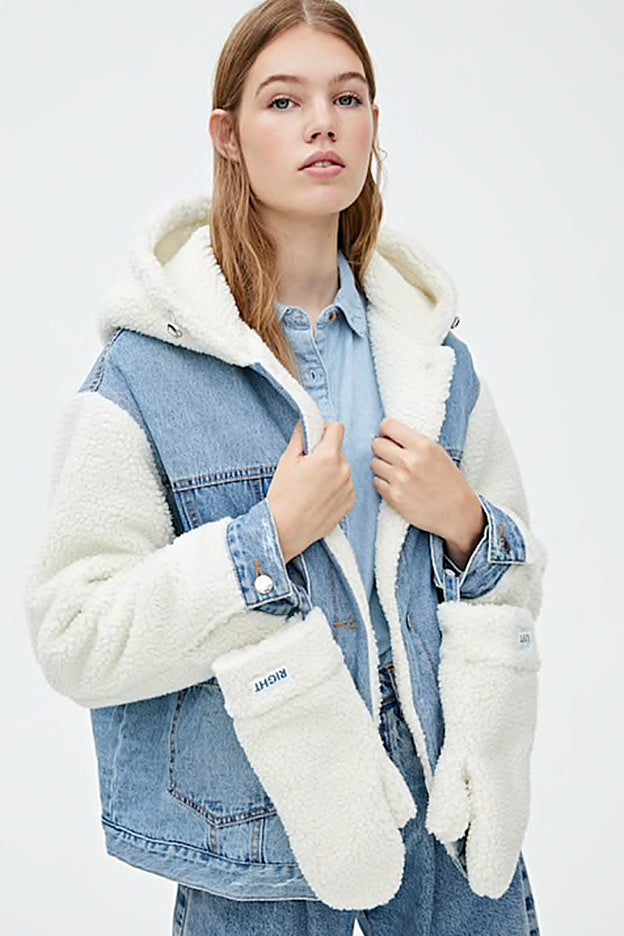 Originalísima cazadora vaquera con las mangas de borrego a juego con unas manoplas, incluidas en el look de Pull&Bear.