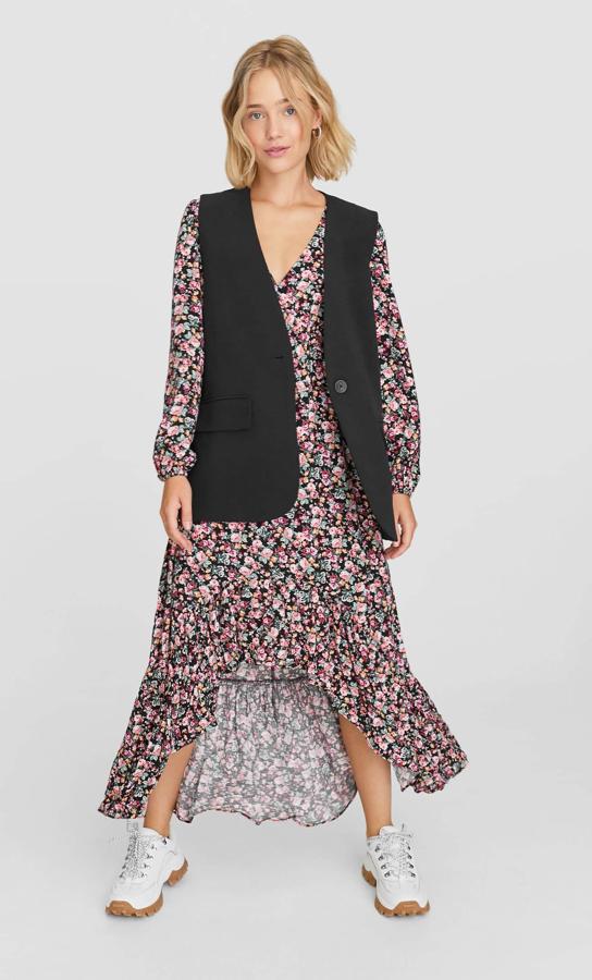 Otra de las propuestas de Stradivarius es este vestido floral asimétrico en tonos rosas y berenjena con escote de pico. Un diseño clásico al que el bajo le da un simpático aire renovado. Cuesta 25,99 euros y está disponible únicamente en la talla L.