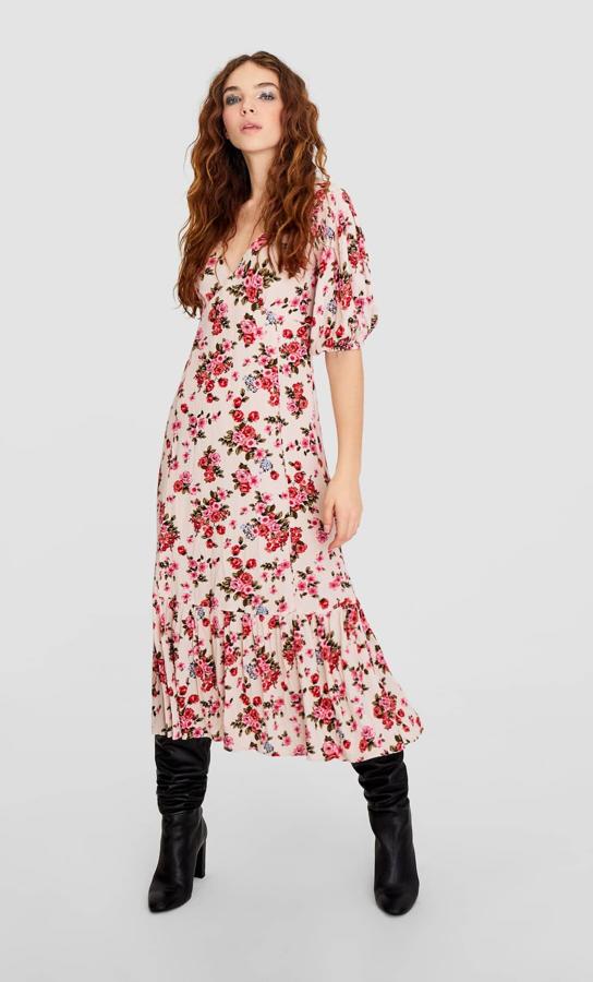 Si vas a dedicar las rebajas a buscar un vestido floral con aires románticos Stradivarius tiene este vestido midi con volante en el bajo. Cuesta 25,99 euros y también está disponible en fondo negro.