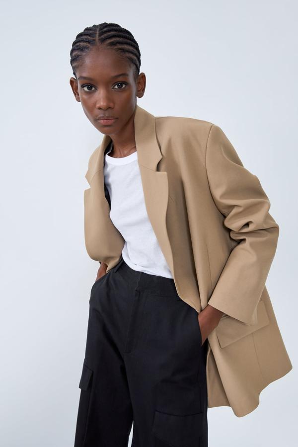 Alexandra Pereira ya  dejó claro hace semanas  que una americana en camel es esencial en cualquier armario otoñal. Esta de Zara viene en diseño oversize con mangas acabadas en abertura. Cuesta 49,95 euros y se ha agotado en la XXL.