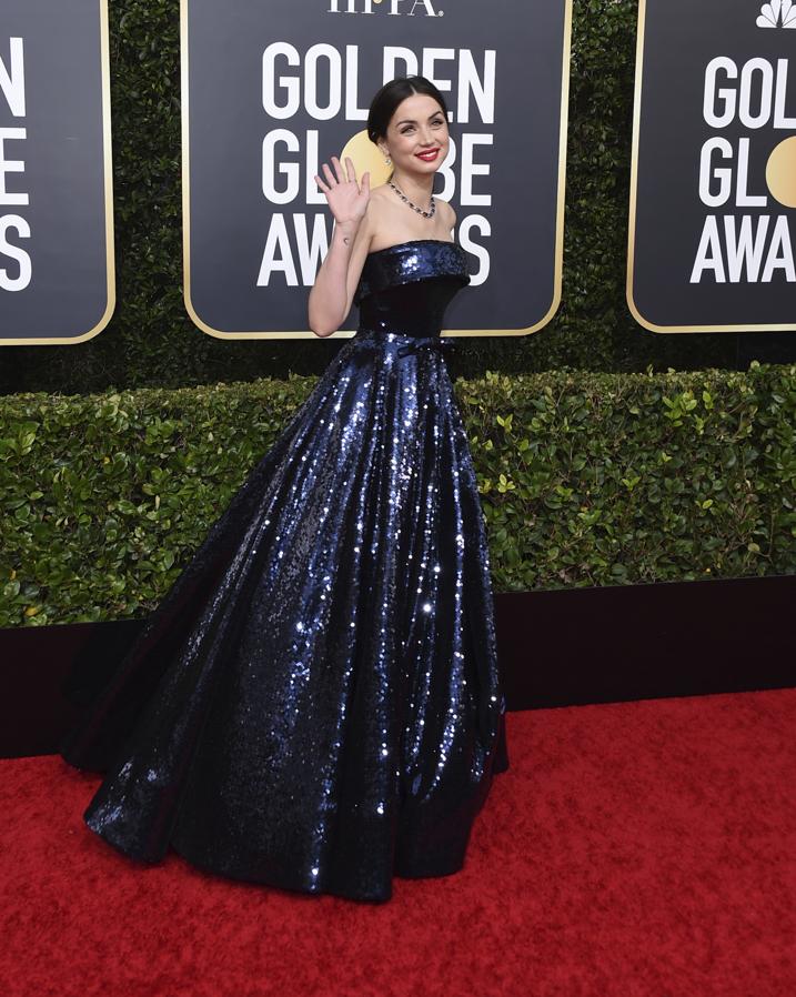 Como si de una princesa se tratase Ana de Armas escogió para sus primeros Globos de Oro un vestido de fiesta en lentejuelas azules con escote palabra de honor de Ralph & Russo. Las joyas a juego son de Tiffany & Co.