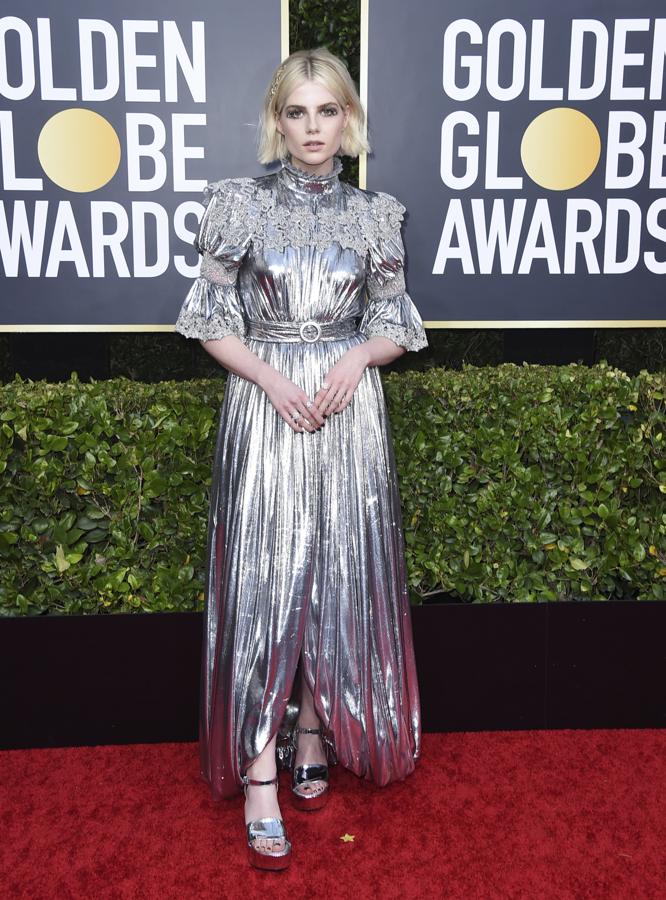 Una de las grandes triunfadoras de la edición anterior fue la intérprete británica Lucy Boynton y este año no ha querido ser menos. Con un look beauty del estilo Euphoria, la actriz lució un vestido metalizado de Louis Vuitton con unas sandalias en color plata.