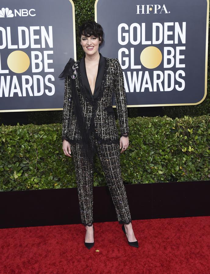 La protagonista y creadora de Fleabag, Phoebe Waller-Bridge, fue una de las protagonistas de la noche y subió en dos ocasiones a recoger un premio. Para la cita escogió un traje de Chantilly negro con solapa de esmoquin de seda y apliques de cintas y lo combinó con unos zapatos de Christian Louboutin y joyas de Irene Neywirth.
