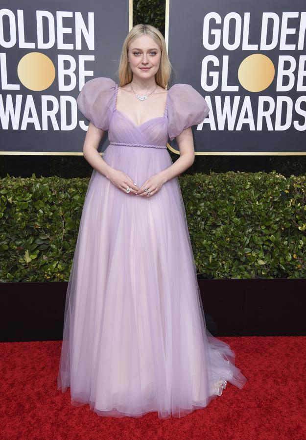 Dakota Fanning, una habitual de los tonos pastel, se decantó por este vestido de tul con hombros abullonados en uno de los tonos del año, el lila.