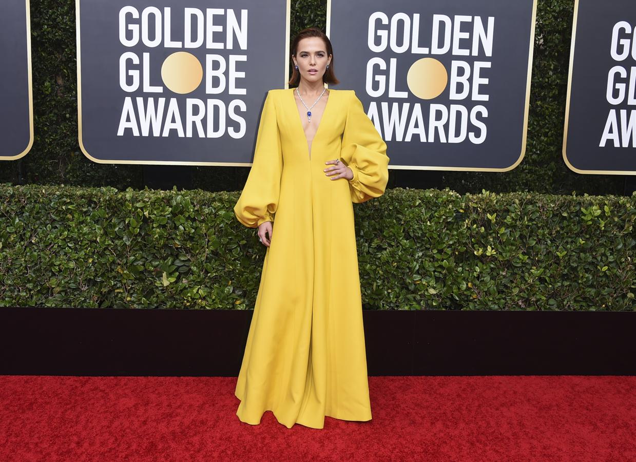 Zoe Deutch, actriz de la serie de Netflix The Politician, lució uno de los estilismos más llamativos de la noche con este mono de seda amarillo de Fendi Couture con cuello en V profundo y mangas onduladas.