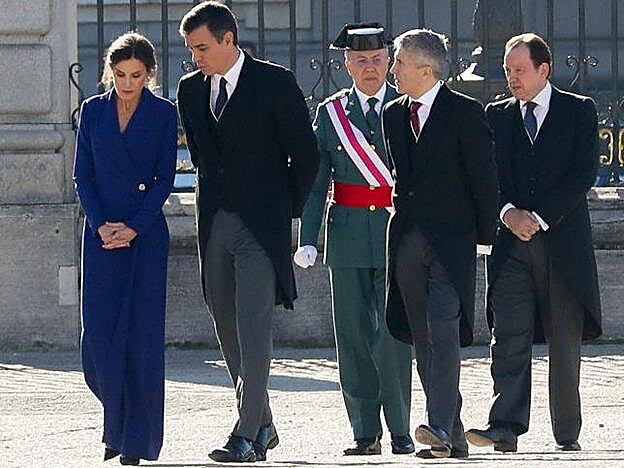 Doña Letizia departiendo con algunos miembros del gobierno en funciones.