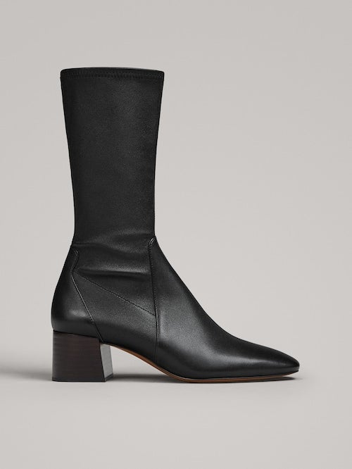 Botines de piel negros y caña elástica de Massimo Dutti. (89,95 euros).
