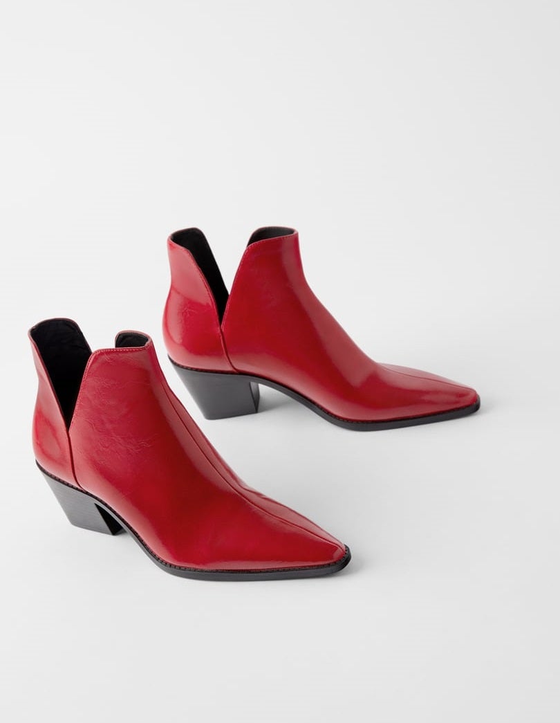 Botines rojos con aberturas. (19,99 euros).