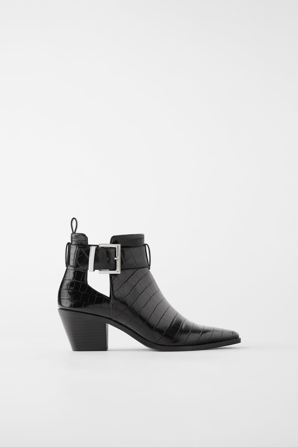 Botines de punta con aberturas de Zara. (25,99 euros).