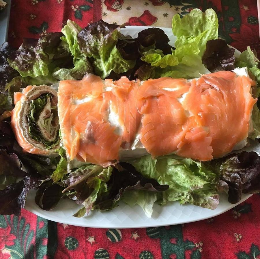 Ingredientes para la masa:50 gr de avena molida3 claras de huevo1 cdta de crema de dátilIngredientes para el relleno:Queso de untarSalmón ahumado en lonchasLechugaIngredientes para la cobertura:Queso de untarSalmón ahumado en lonchasPreparación:- Primero haremos la masa. Montamos las claras a punto de nieve. Añadimos la avena molida poco a poco para que no se bajen y la cucharada de crema de dátiles.- Precalentamos el horno a 200 calor arriba y abajo. Estiramos la masa sobre papel vegetal y horneamos 10 min. Reservamos unos minutos y con el mismo papel lo enrollamos y dejamos así unos 15-20 minutos para que coja forma.- Estiramos y untamos bien con el queso, ponemos el salmón por encima y por último la lechuga. Enrollamos apretando con cuidado.- De cobertura le ponemos más queso de untar y un poco de salmón.