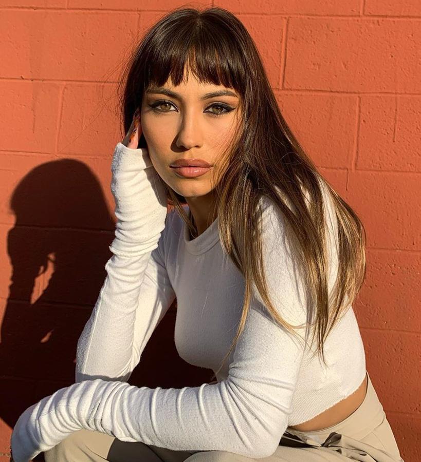 Esta pareja es sinónimo de éxito asegurado. El flequillo favorece más y es más fácil de peinar si está ligeramente despuntado y no es demasiado frondoso. El resto de la melena, mejor si se lleva completamente lisa o con un aspecto salvaje, pero nunca con el cabello rizado.