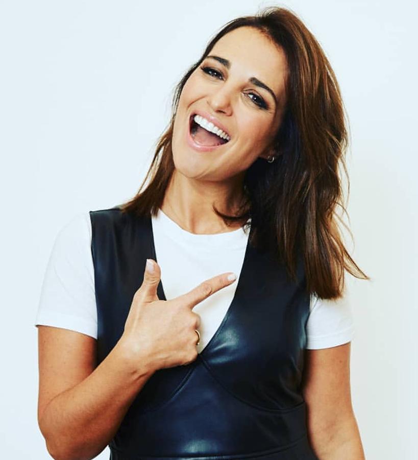 El paso siguiente al long bob es una melena midi, de lo más juvenil y fácil de peinar y de mantener. La raya a un lado va genial con el cabello natural u ondulado y en medio combina perfectamente con el pelo liso. Unos reflejos son perfectos para aportar algo de movimiento al corte.