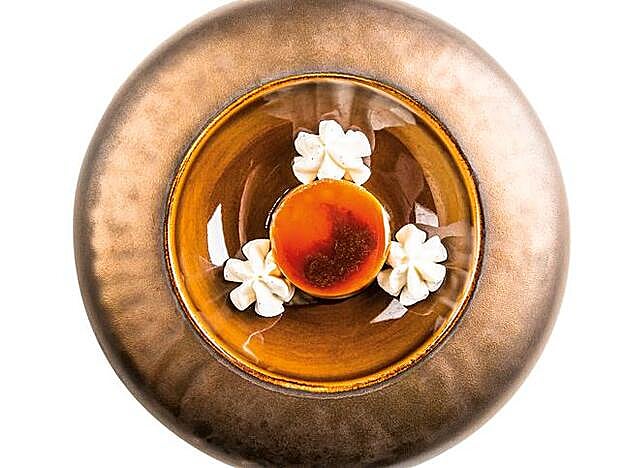 Flan de huevas de lisa con chantillí y caramelo salado, de Ángel León.