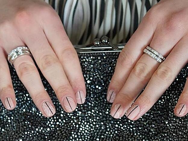 Un sutilísimo diseño geométrico en las uñas de Joey Kings.