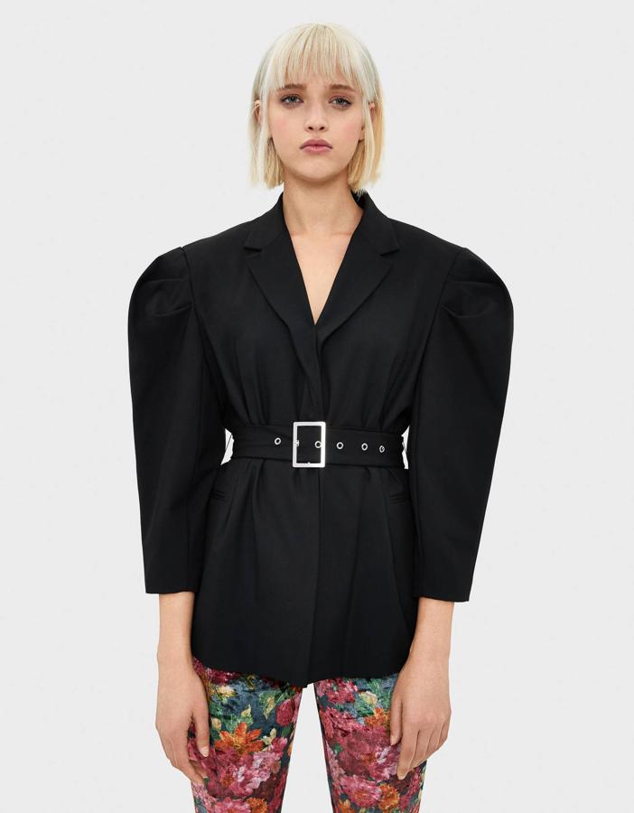 Esta es, sin duda, una de  las blazers más originales que puedes comprar etas rebajas  de enero. Las mangas llevan extra de volumen y lleva un cinturón estratégico para afinar la silueta. Costaba 35,99 y se ha quedado en 19,99 euros.