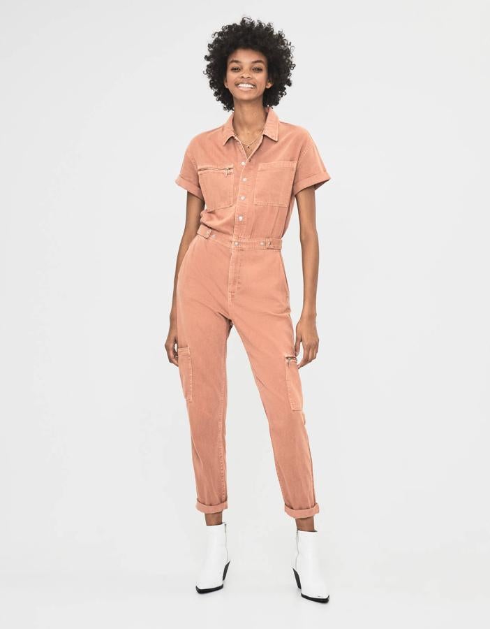 Un mono denim te lo puedes poner desde enero hasta agosto. Por eso merece la pena invertir en uno como este, en un color diferente, que costaba 35,99 y se ha quedado en 25,99 euros.