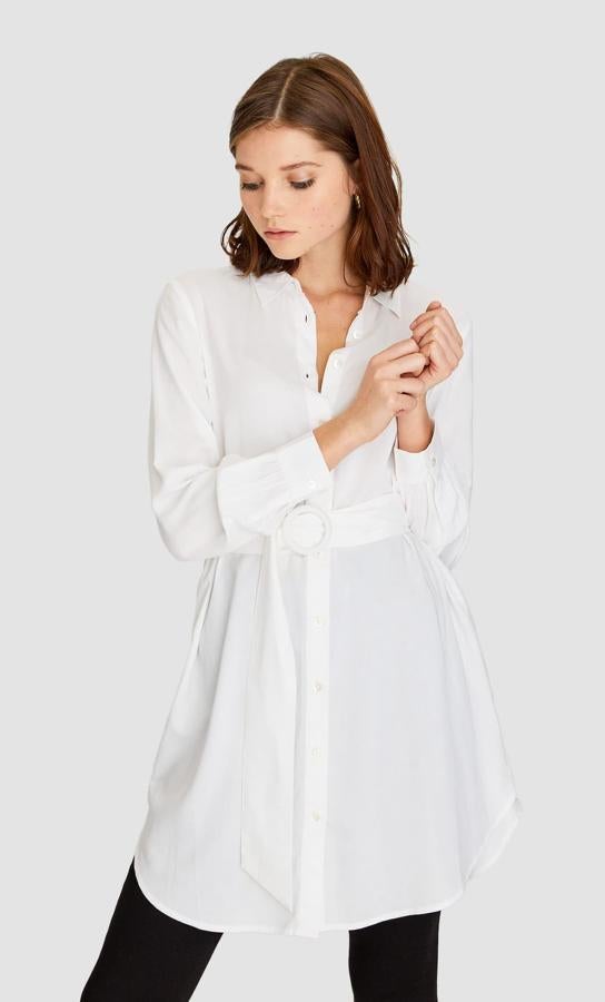 Camisa blanca larga con cinturón (15,99 euros).