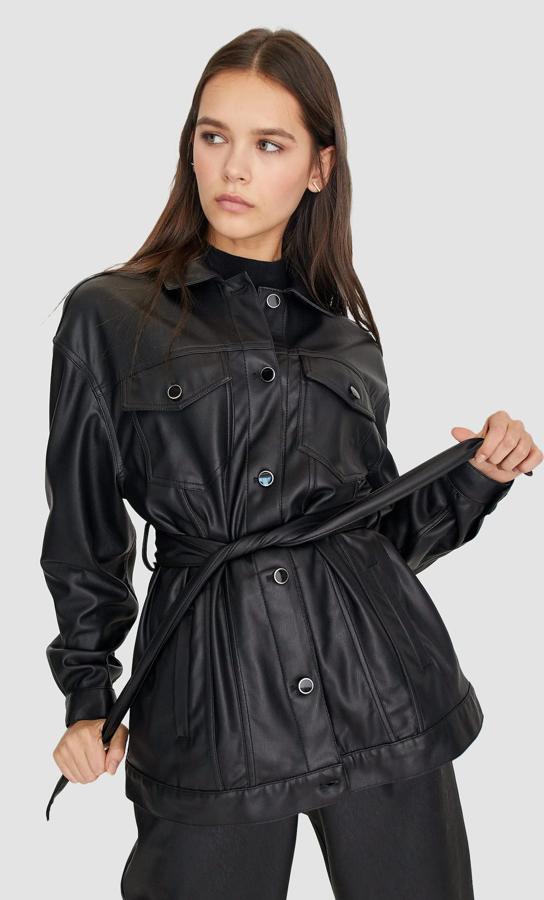 Chaqueta efecto piel con cinturón (39,99 euros).