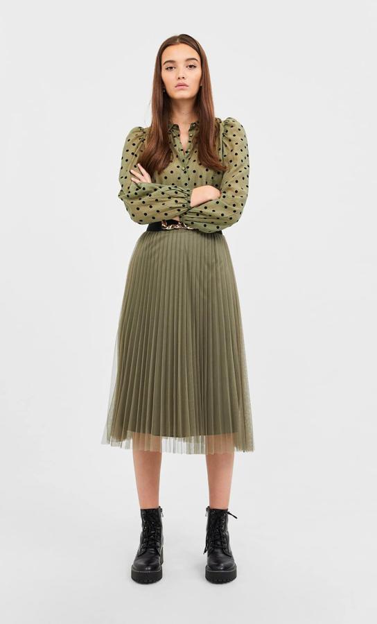 Falda midi plisada con tul en color verde caqui (15,99 euros).